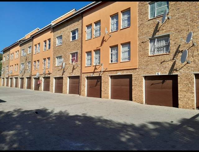 2 BEDROOM APARTMENT FOR SALE IN KEMPTON PARK CENTRAL